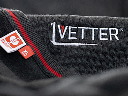 Logostickerei auf Sweater